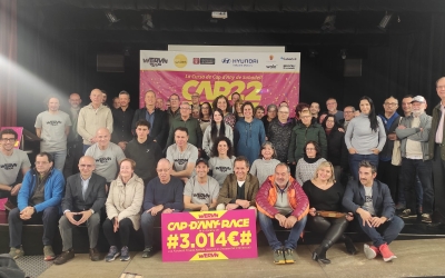 Foto de tots els assistents, amb l'entrega dels 3.014 euros a Atendis | Sergi Park